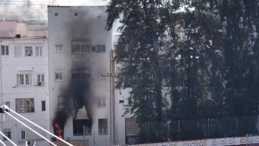 Declarado un incendio en una vivienda de la calle Ángel Guimerá de València.
