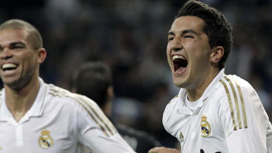 Sahin festeja su gol junto a Pepe.