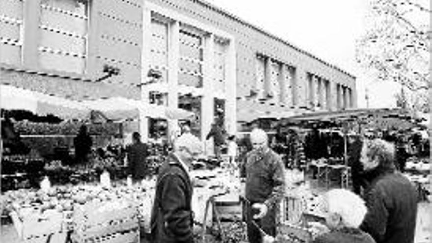 Les parades a l&#039;exterior del Mercat, ahir després de rebre la circular.