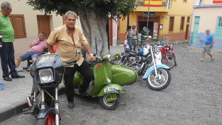 San Roque de Guía acoge una exposición  de coches y motos antiguas por sus fiestas