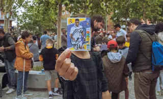 Centenares de niños peregrinan cada domingo a 'la Plaza de los Cromos': "Llegué a vender uno de Messi por 8.000 euros"