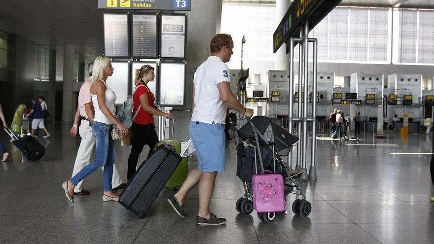 Turistas en el aeropuerto de Málaga.