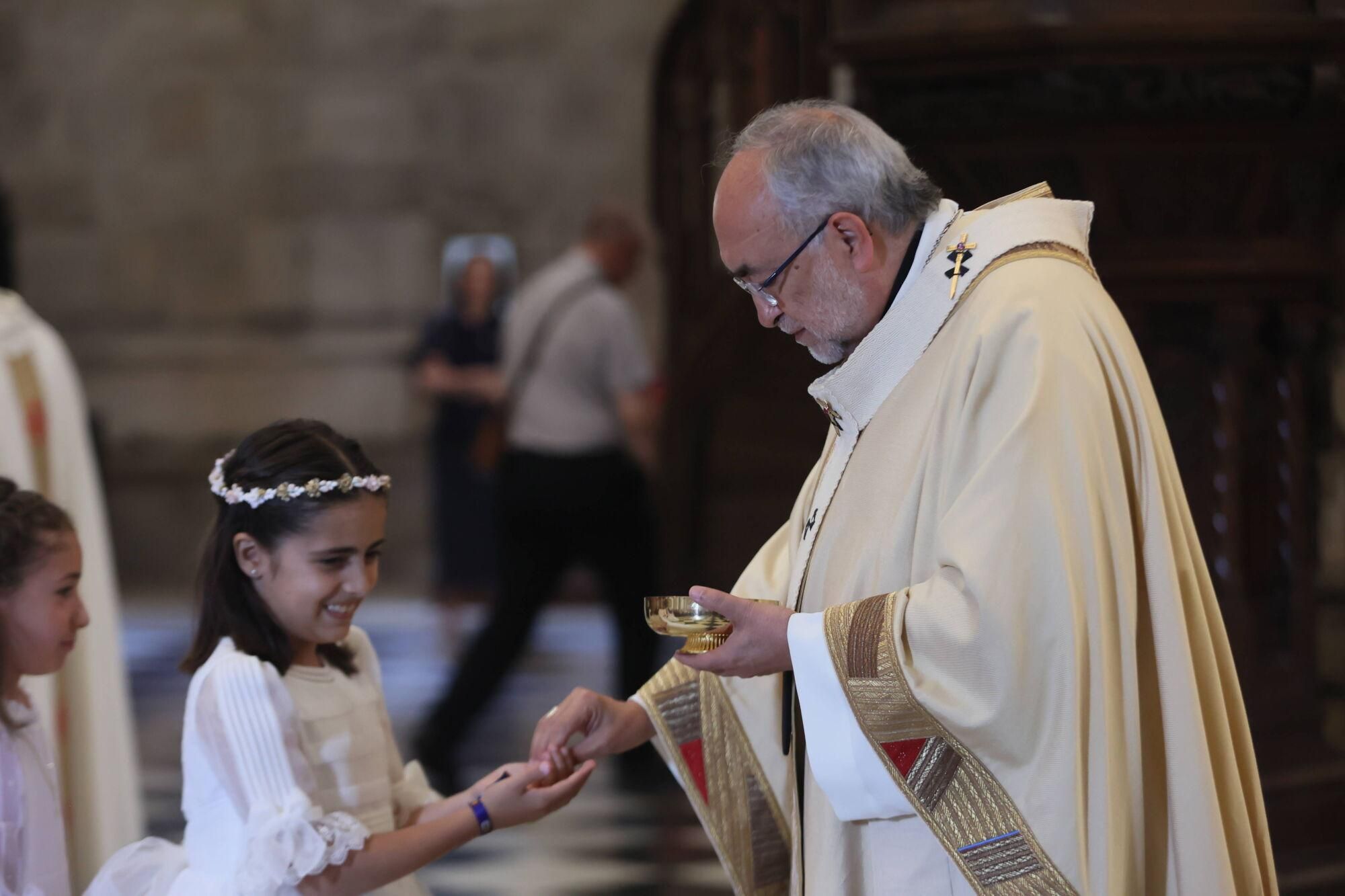 Así fue la misa del Corpus Christi en la catedral de Oviedo.