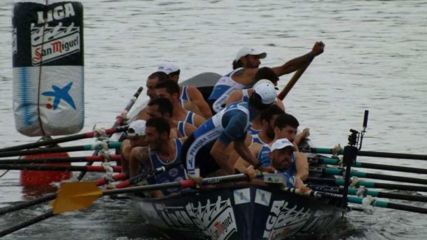 La trainera de Tirán Pereira durante una maniobra de virada en la regata de ayer en Astillero. // Suso Núñez