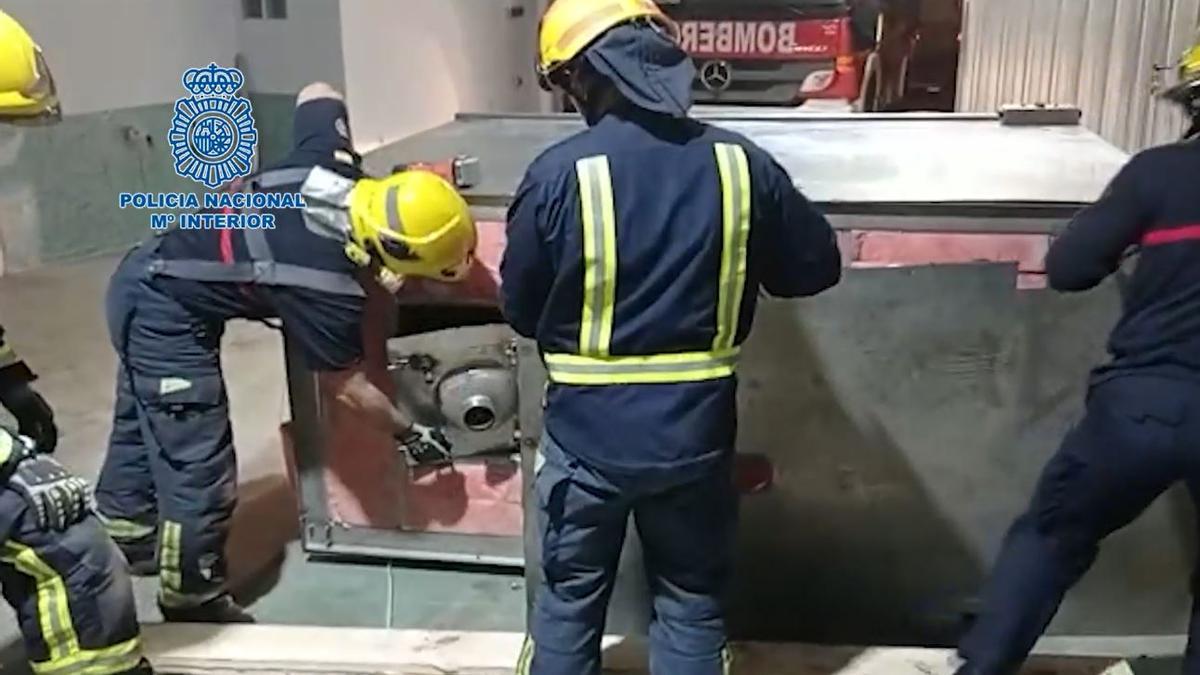 Los bomberos localizan uno de los compartimentos secretos.