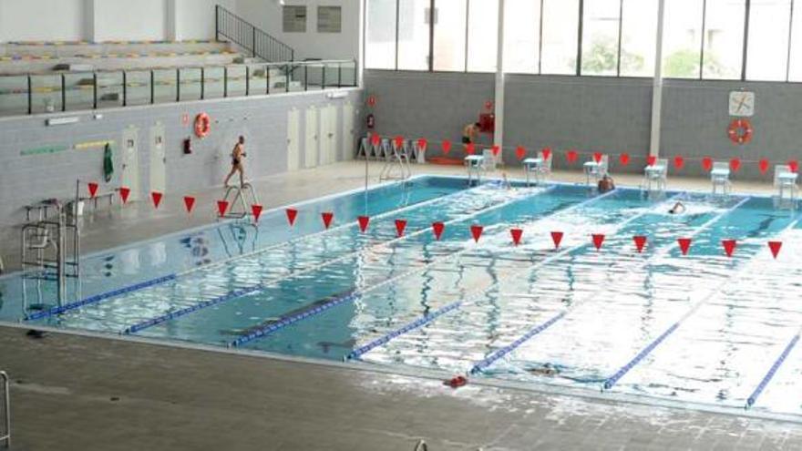 La piscina del Palacio del Agua, ayer, tras reanudarse el baño normal después de dos días sin calefacción en el ambiente ni en el agua.