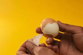 La forma perfecta de cocer y pelar un huevo duro