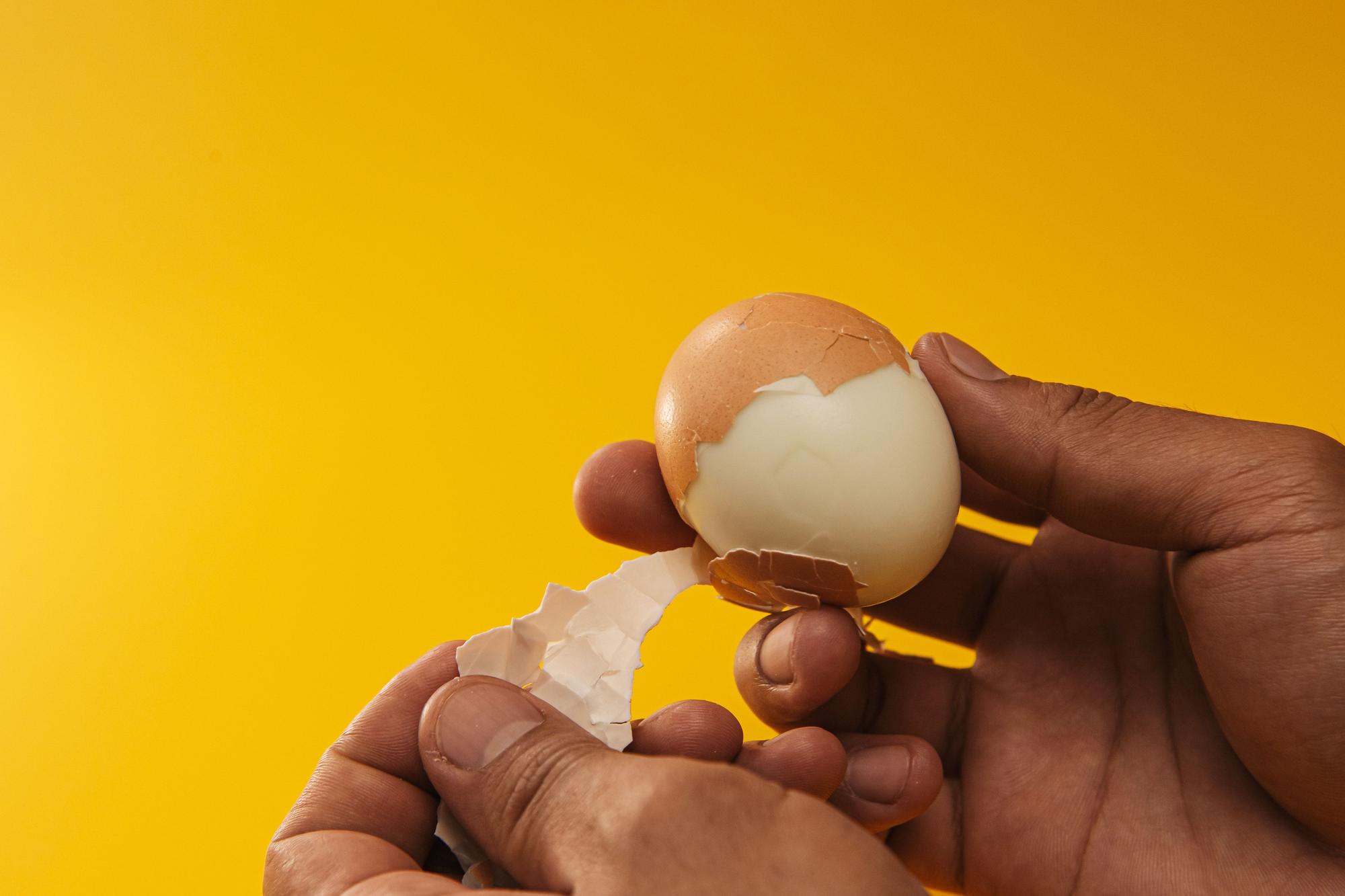 Pelando un huevo duro