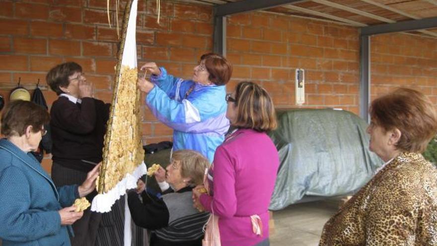 Las mujeres de San Román del Valle preparan el ramo y cosen las roscas.