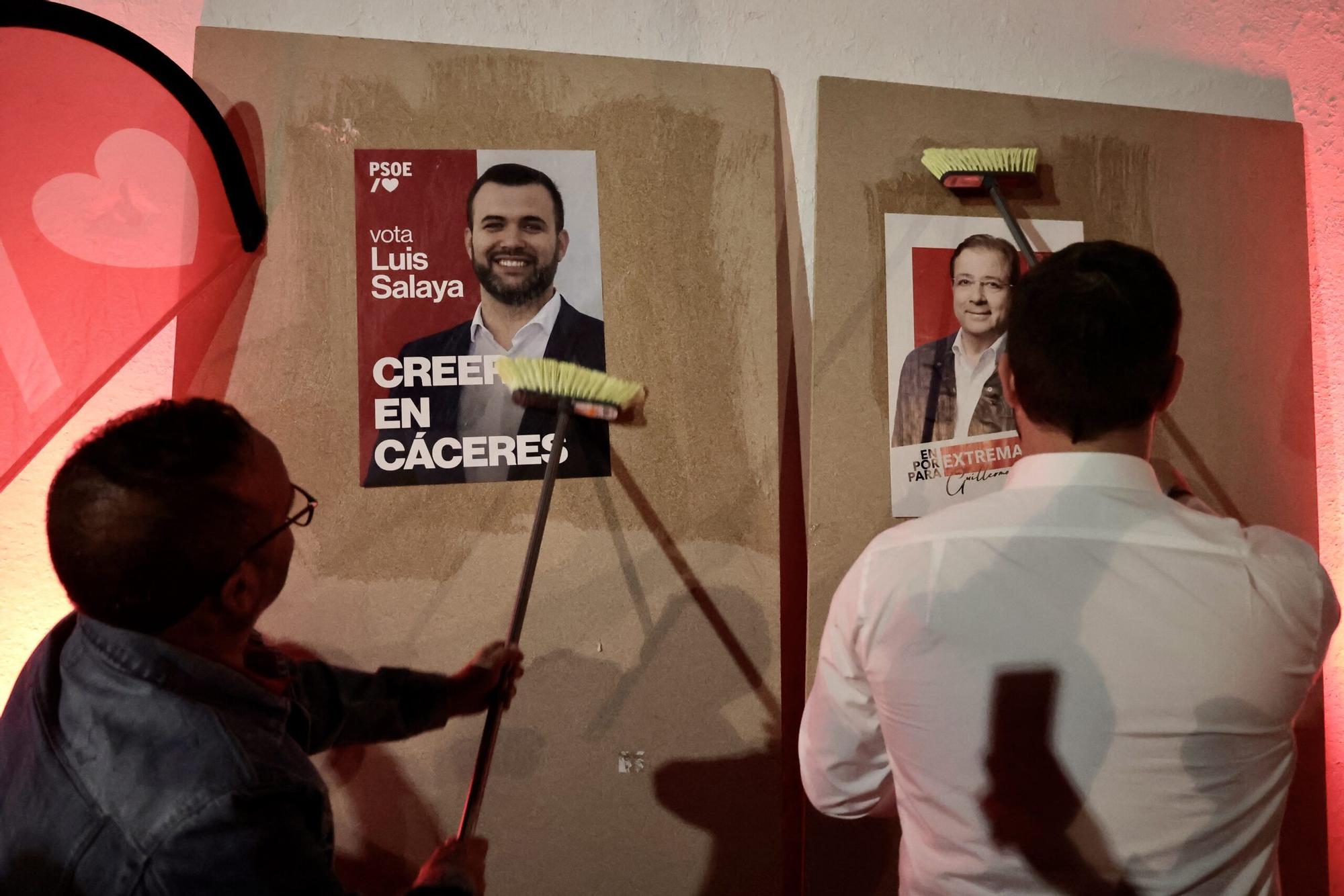 FOTOGALERÍA | Así fue la 'pegada' de carteles en Extremadura