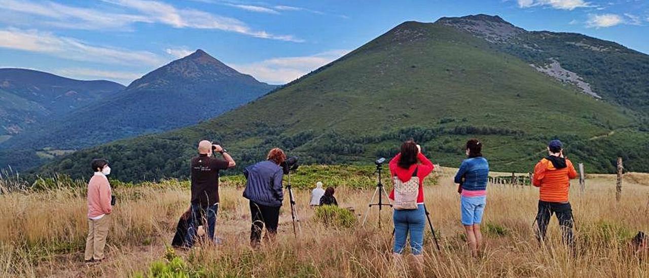 Turistas en una actividad de avistamiento de fauna, en el parque natural de Fuentes del Narcea, Degaña e Ibias.