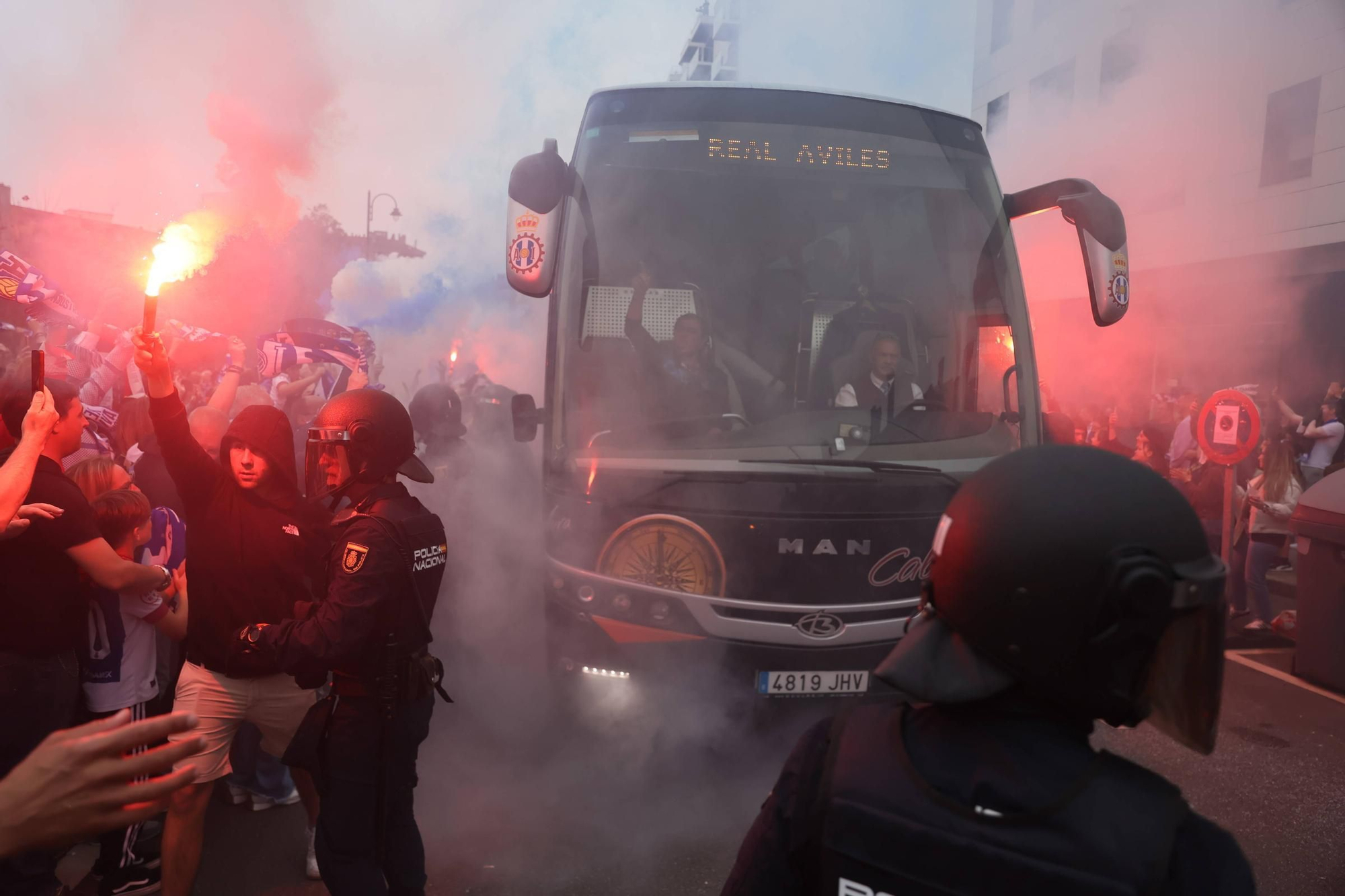 EN IMÁGENES: Avilés se tiñe de blanquiazul para la final por el ascenso ante el Rayo Majadahonda
