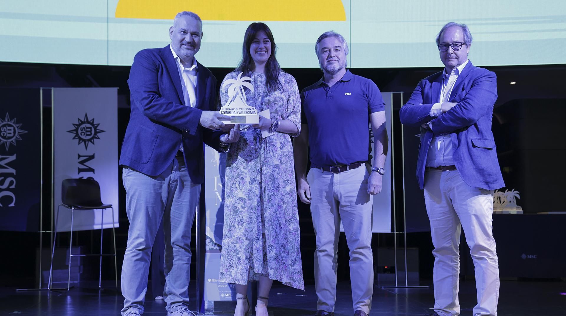 Jesús García, director territorial de Cajamar, junto a Isabel Clérigues, directora de Atena Sky, y Fernando e Ignacio Aliño, socios propietarios de Atenea Sky.