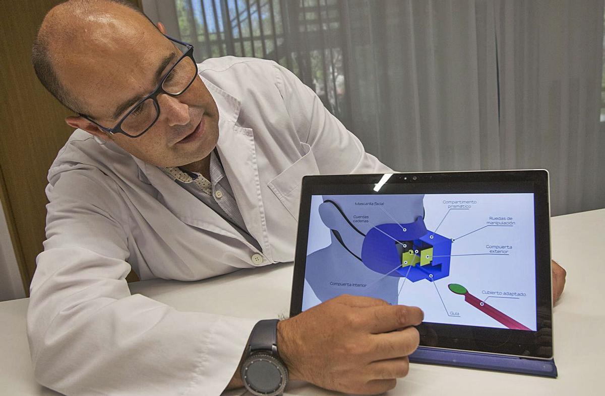 Bernardo Fernández muestra el dispositivo que ha inventado para ayudar a la hostelería. | PILAR CORTÉS