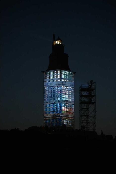 La Torre de Hércules culmina la celebración de su primera década como patrimonio de la humanidad con un espectáculo de luz y sonido proyectado sobre la fachada del monumento.