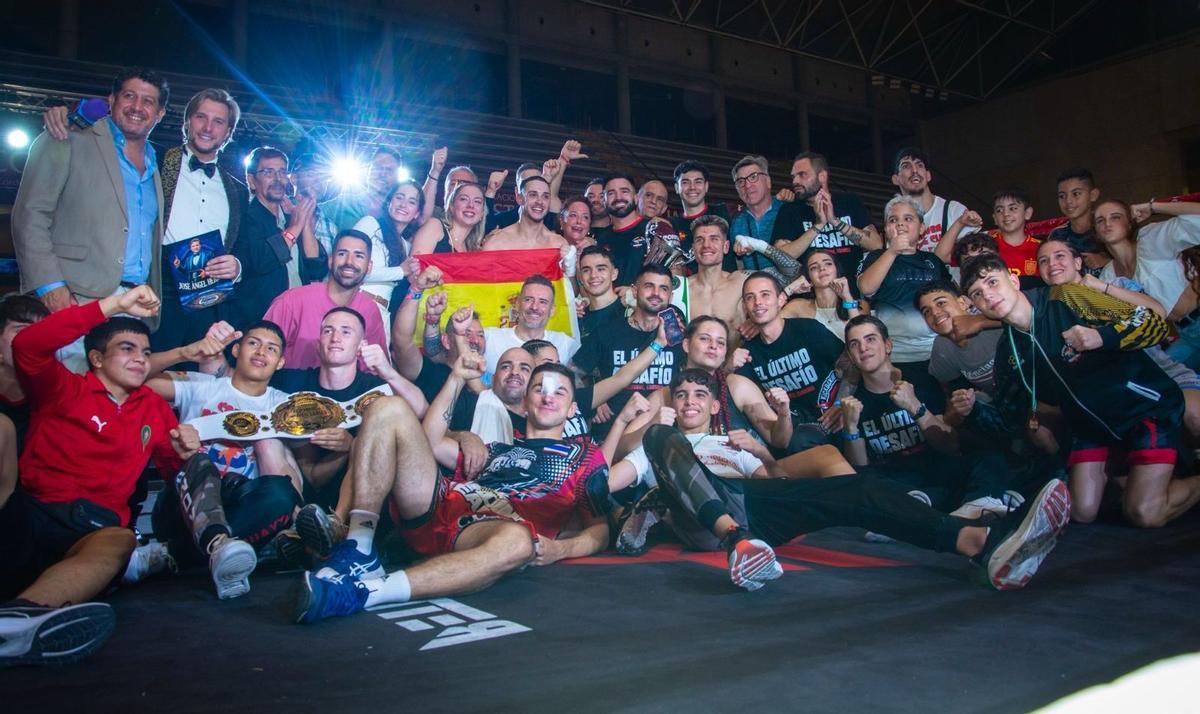 Autoridades y asistentes participantes a la gala de kick boxing celebrada en Vista Alegre.