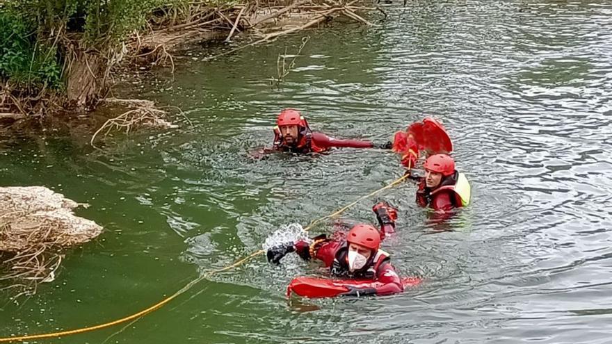 Rescate del cadáver de un hombre en el río Torío a su paso por León.