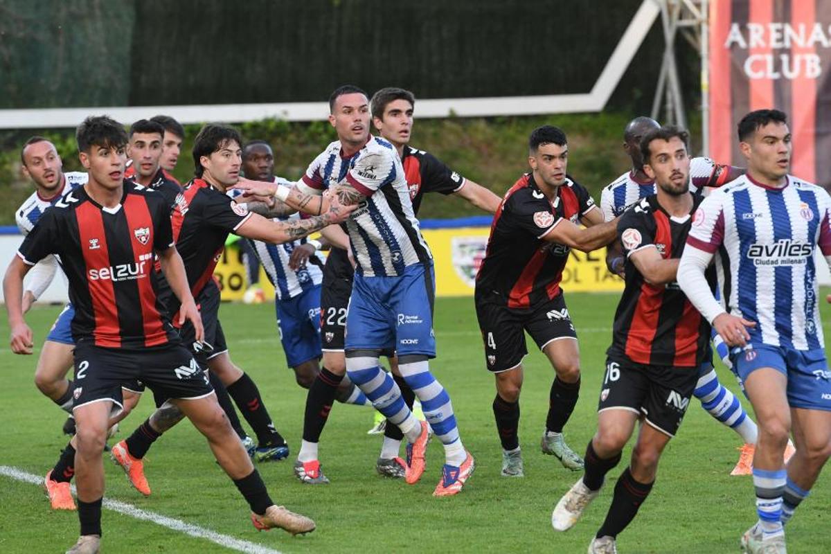 Bautista, en el área, rodeado de futbolistas del Arenas de Getxo.