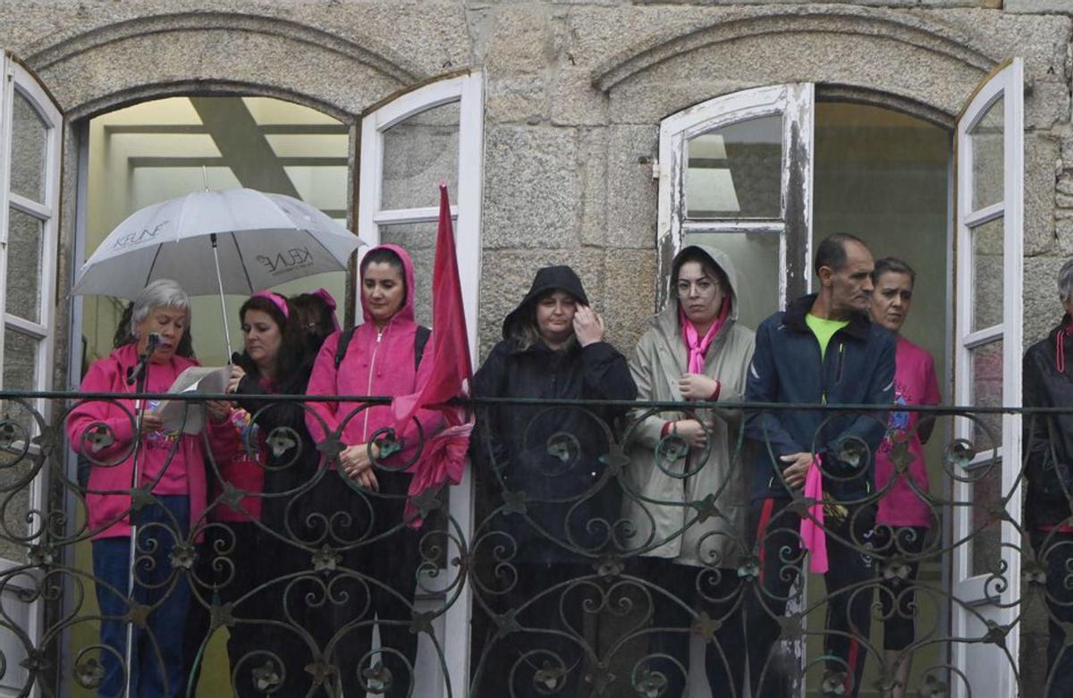 Lectura del manifiesto desde el balcón de la Casa da Bola. |  Pablo H.