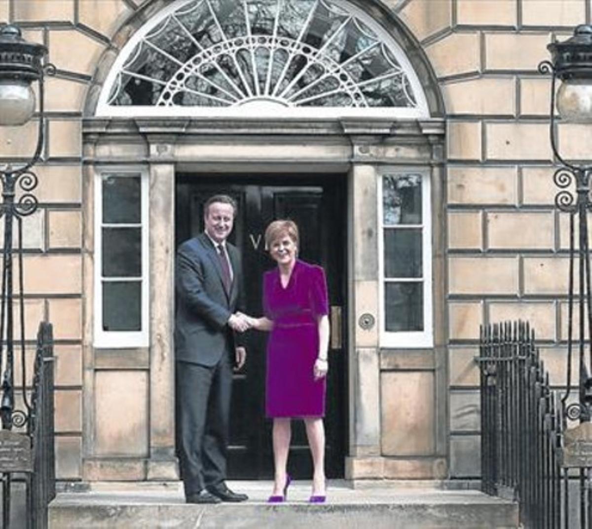 Cameron i Sturgeon, a la porta de la residència oficial de la cap del Govern escocès, a Edimburg.