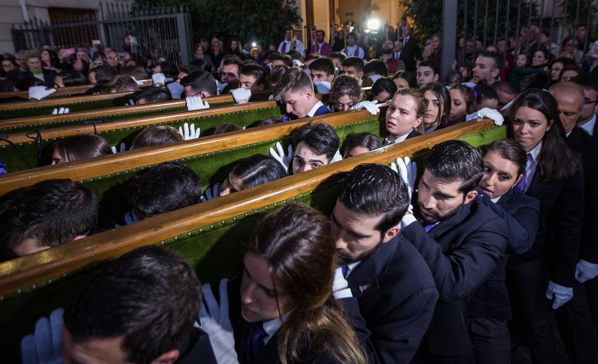 Costaleros en la procesión de Stabat Mater