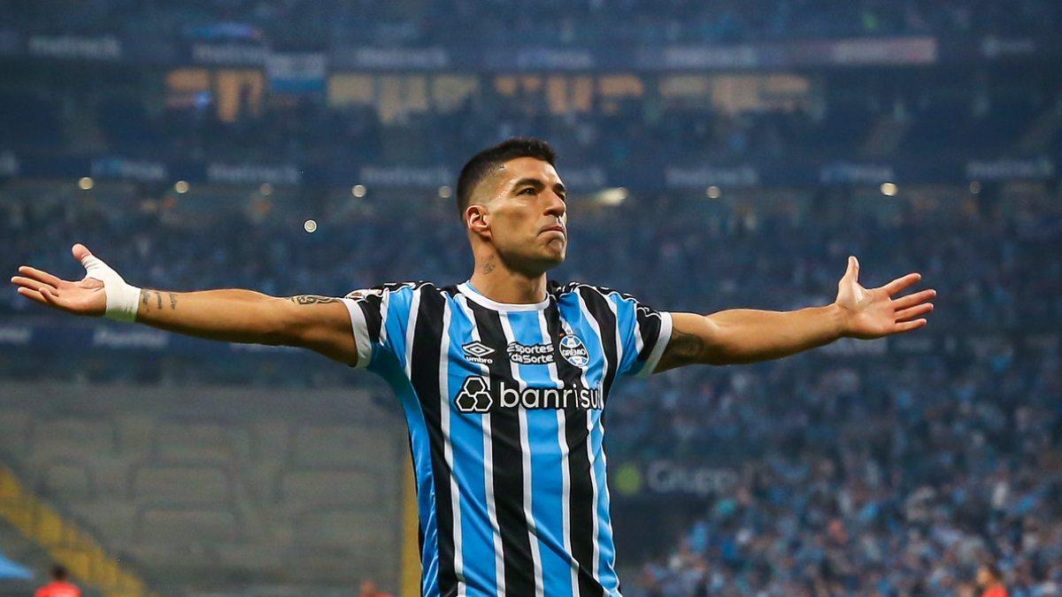 ¡Tremendo estreno! Luis Suárez siendo Luis Suárez... Debuta con Gremio con un 'hat-trick' y un increíble golazo