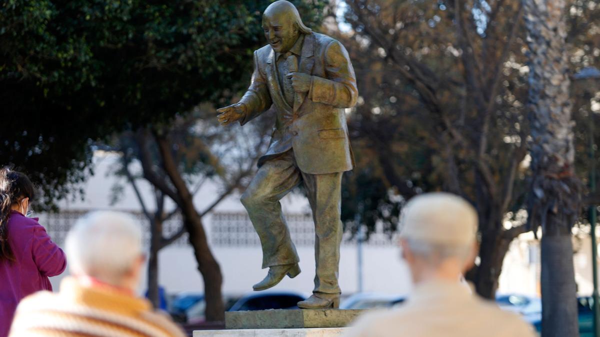 La estatua de Chiquito de la Calzada, inaugurada