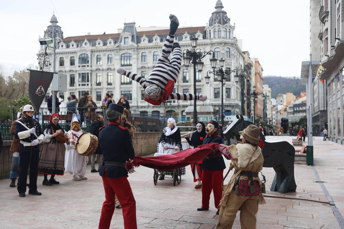 El pasacalles de los Mazcaritos por las calles de Oviedo