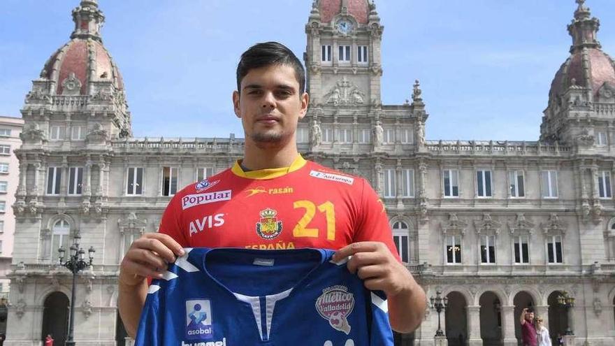 Rubén Río posa con la camiseta del Valladolid y la de la selección española en la plaza de María Pita.