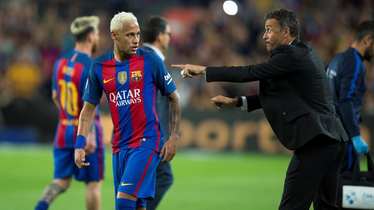 Luis Enrique da instrucciones a Neymar mientras Messi es sustituido por lesión durante el partido de Liga entre Barça y Atlético.