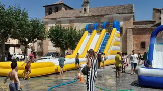 Los bomberos de Toro refrescan la calurosa jornada de su patrón