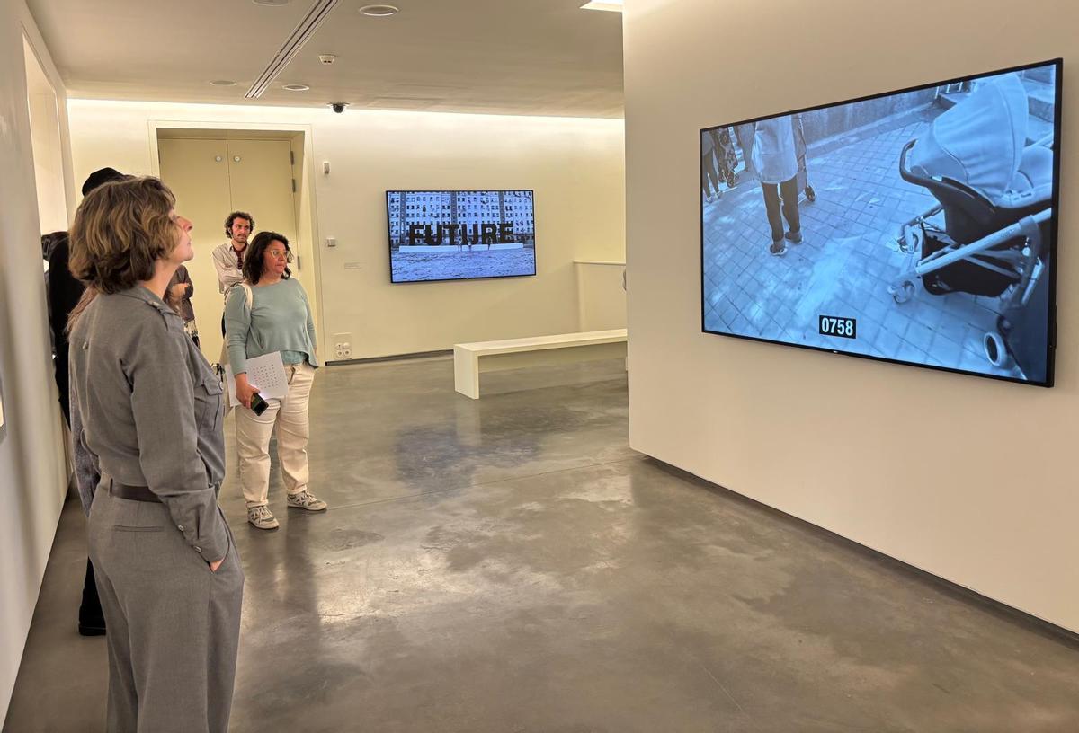 FOTOGALERÍA | La muestra Santiago Sierra en el Museo Helga de Alvear, en imágenes