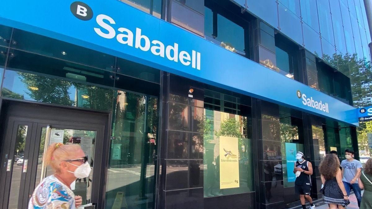 Una imagen de archivo de una oficina del Banco Sabadell.