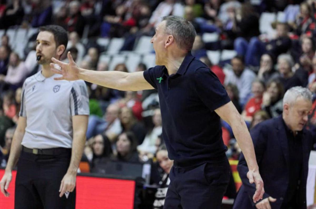 Roberto Íñiguez, durant el partit.