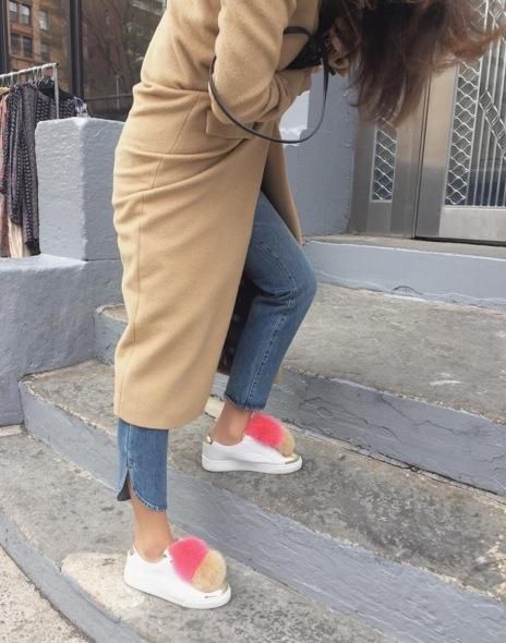 Zapatillas blancas con pompones rosas