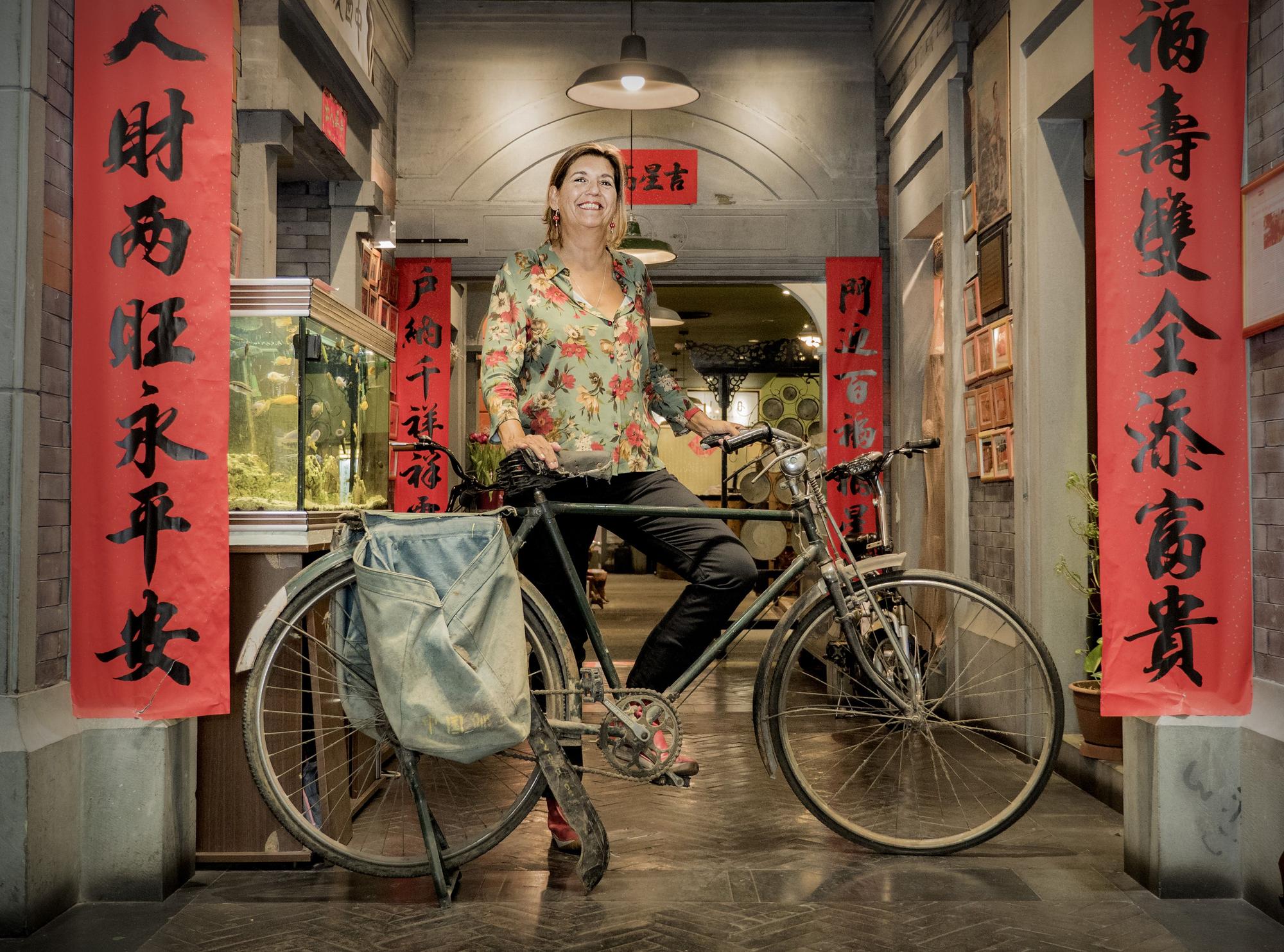 Dolores Payás, cuando presentó hace unos años su libro 'Desde una bicicleta china'.