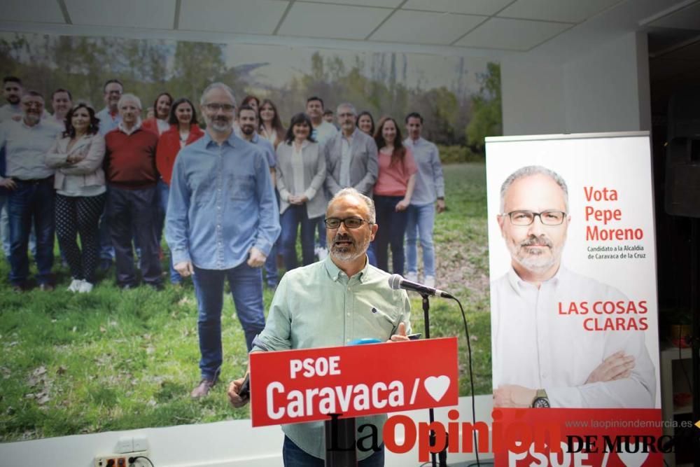 Pegada de carteles en Caravaca