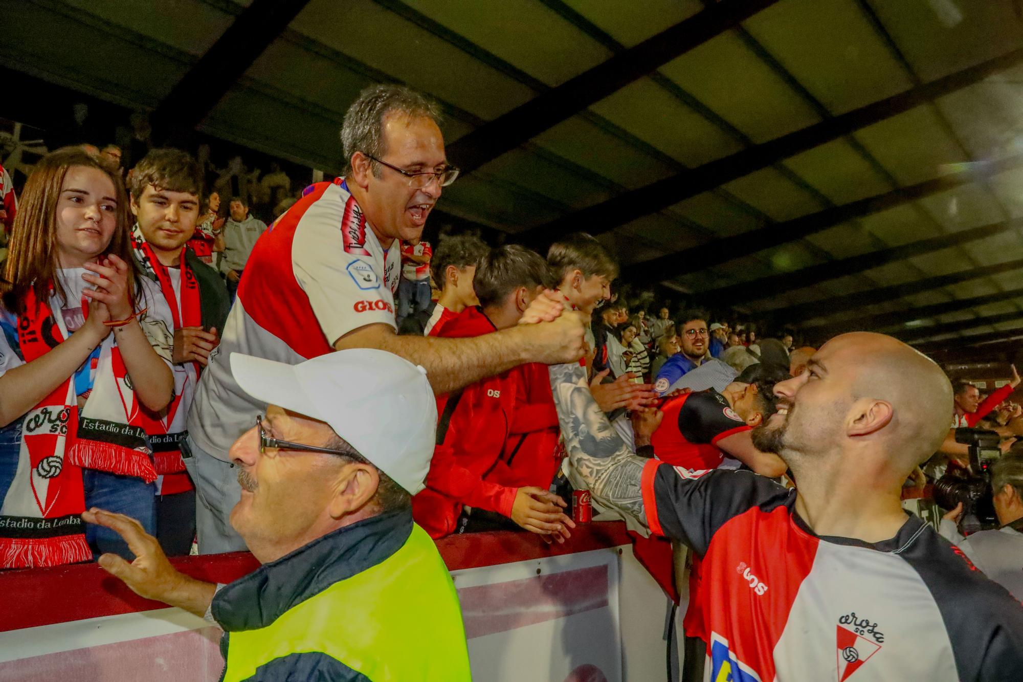 A Lomba vive una fiesta del fútbol con final feliz para el Arosa ante la UD Ourense (3-0)