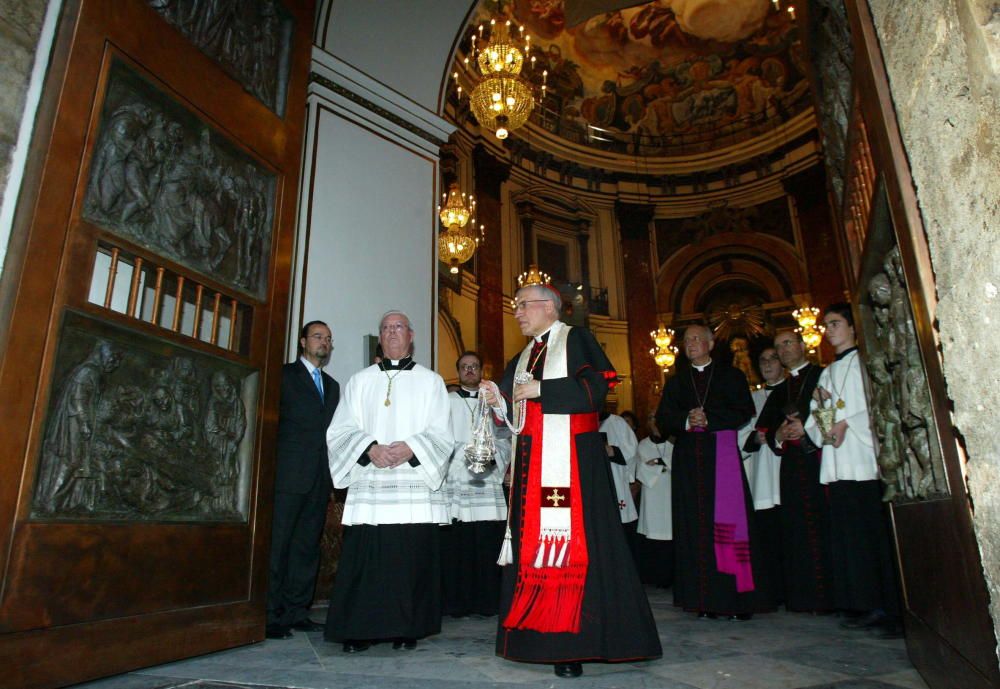 Inauguración de las puertas de bronce de la Basílica en 2005