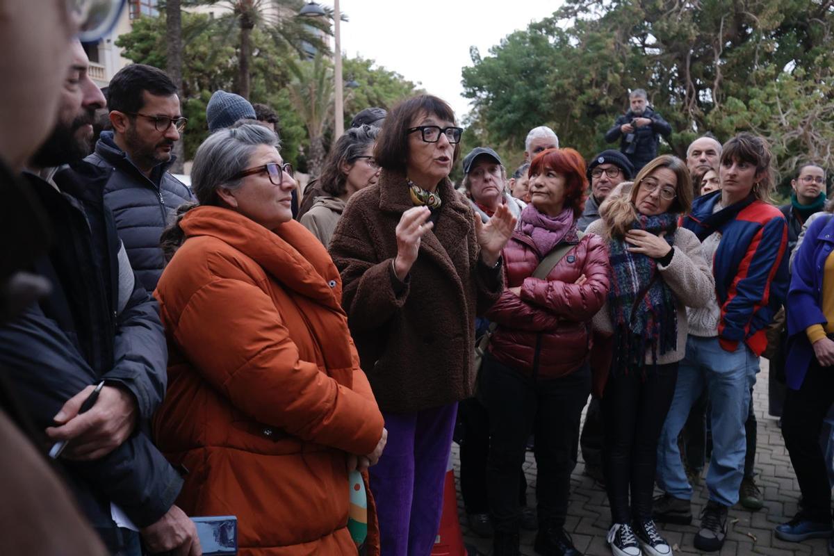 Los vecinos consiguen parar la tala de árboles en la plaza Llorenç ...