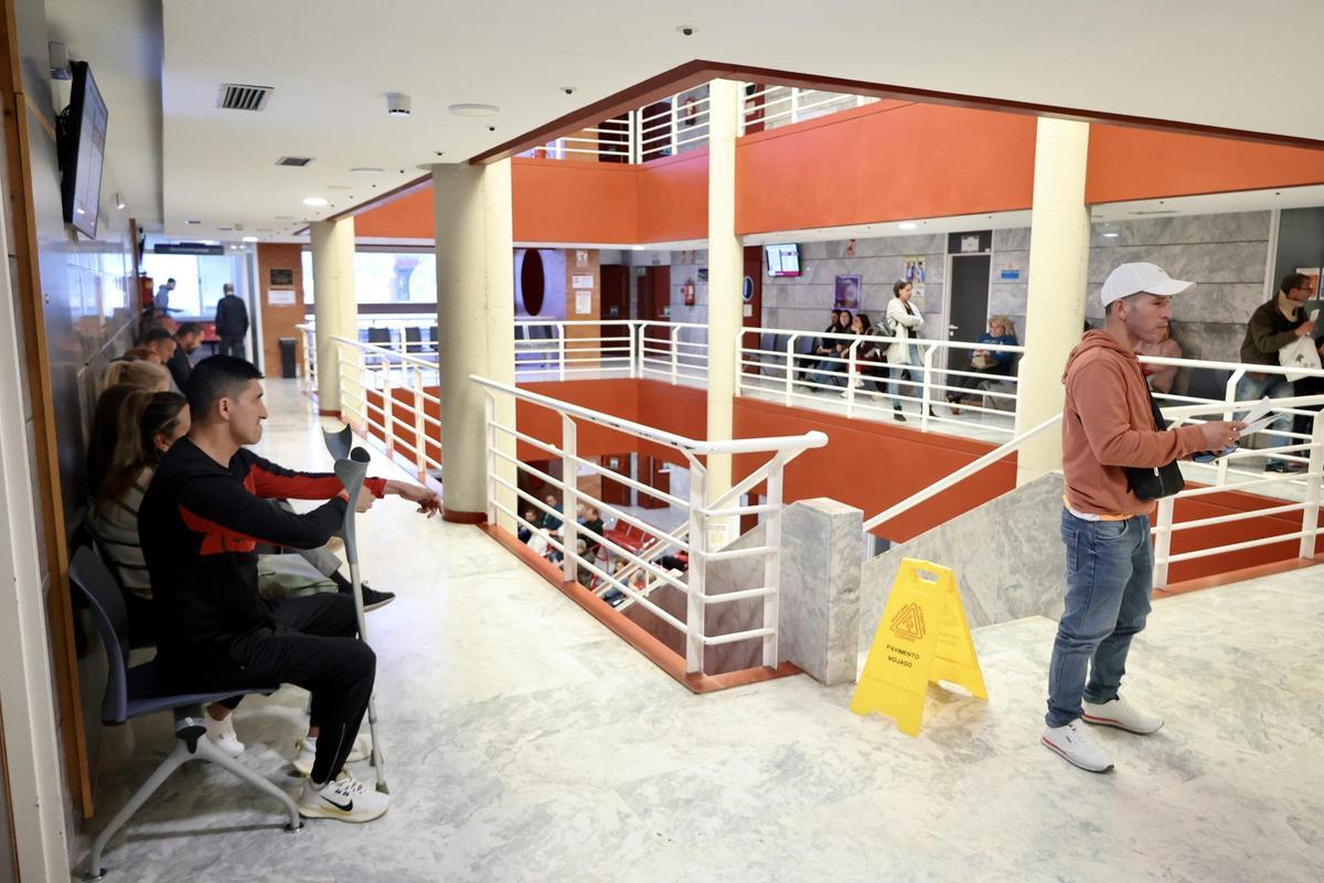 Pacientes en el Policlínico del Hospital Virgen de la Arrixaca este lunes.