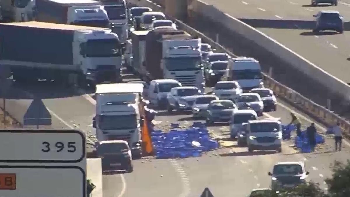 El camión cargado de naranjas, atascado en un carril de incorporación a la A-7.