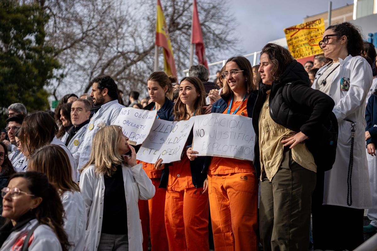 Decenas de médicos y personal sanitario durante una concentración, frente al Hospital Gregorio Marañón.