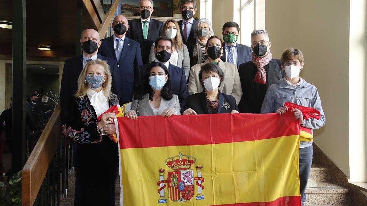 Foto de familia de las instituciones que han recibido la bandera de España