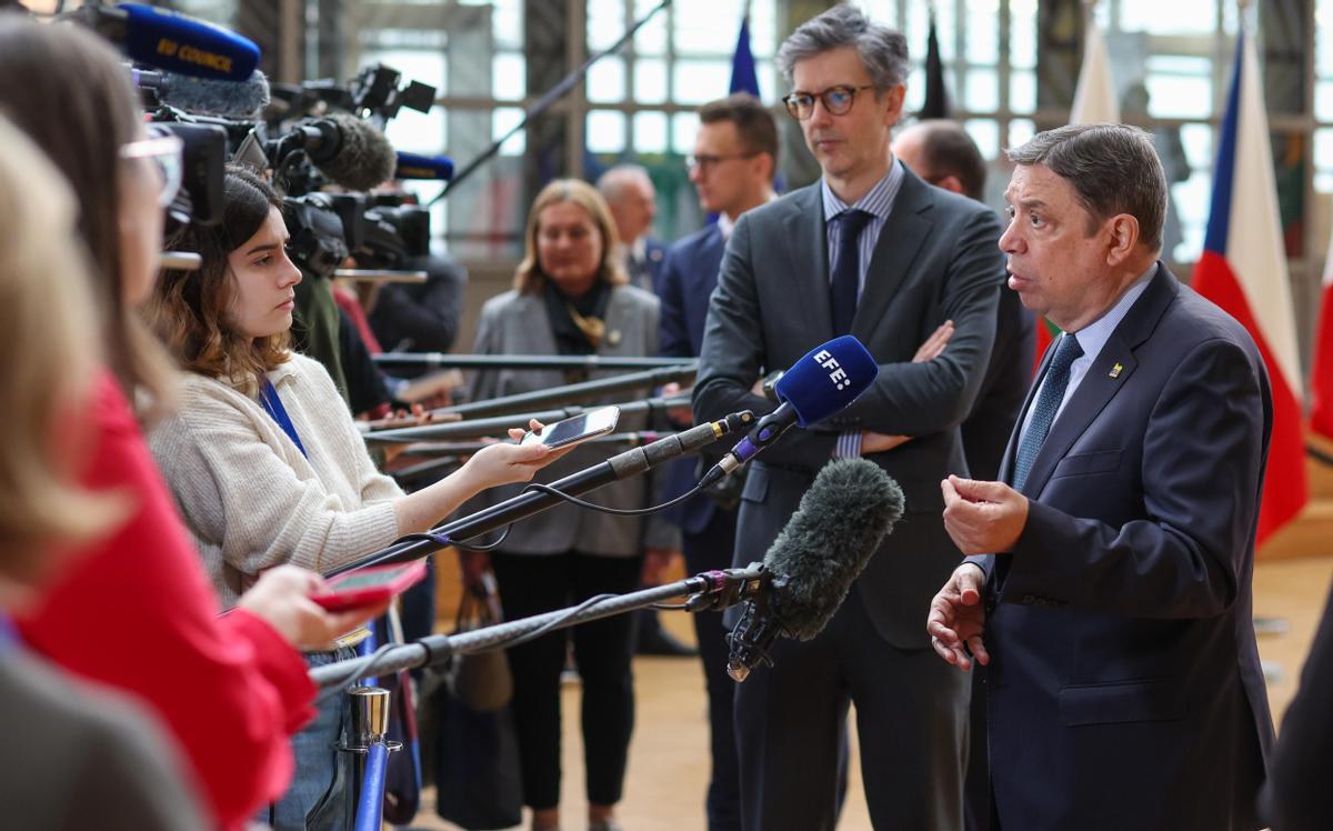 El titular de Agricultura español, Luis Planas, atiende a la prensa antes de la reunión del Consejo de Ministros europeos en Bruselas, este martes.