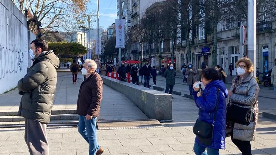 Colas para realizarse una PCR en el Náutico, en Vigo.