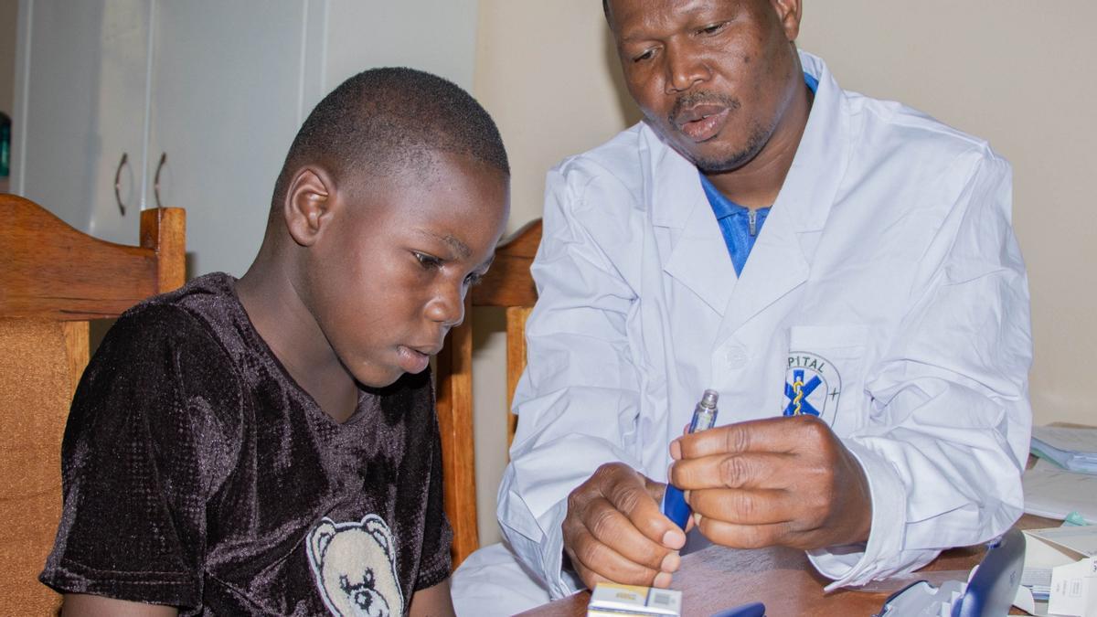 Souleymane Coulibaly, adolescente maliense de 13 años que tiene la insulina garantizada hasta los 25 años. 