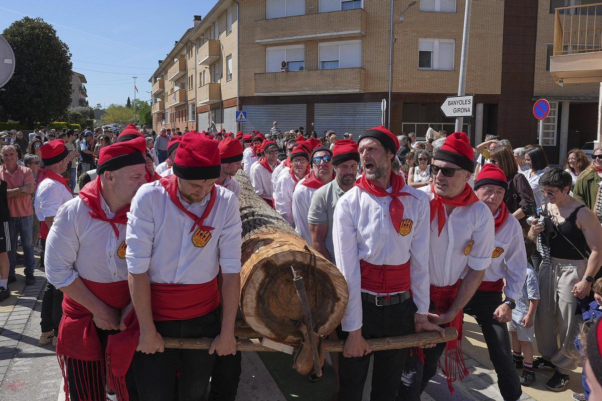 Les imatges de la plantada de l'arbre de Maig i del ball del Cornut de Cornellà del Terri Les imatges de la plantada de l'arbre de Maig i del ball del Cornut de Cornellà del Terri