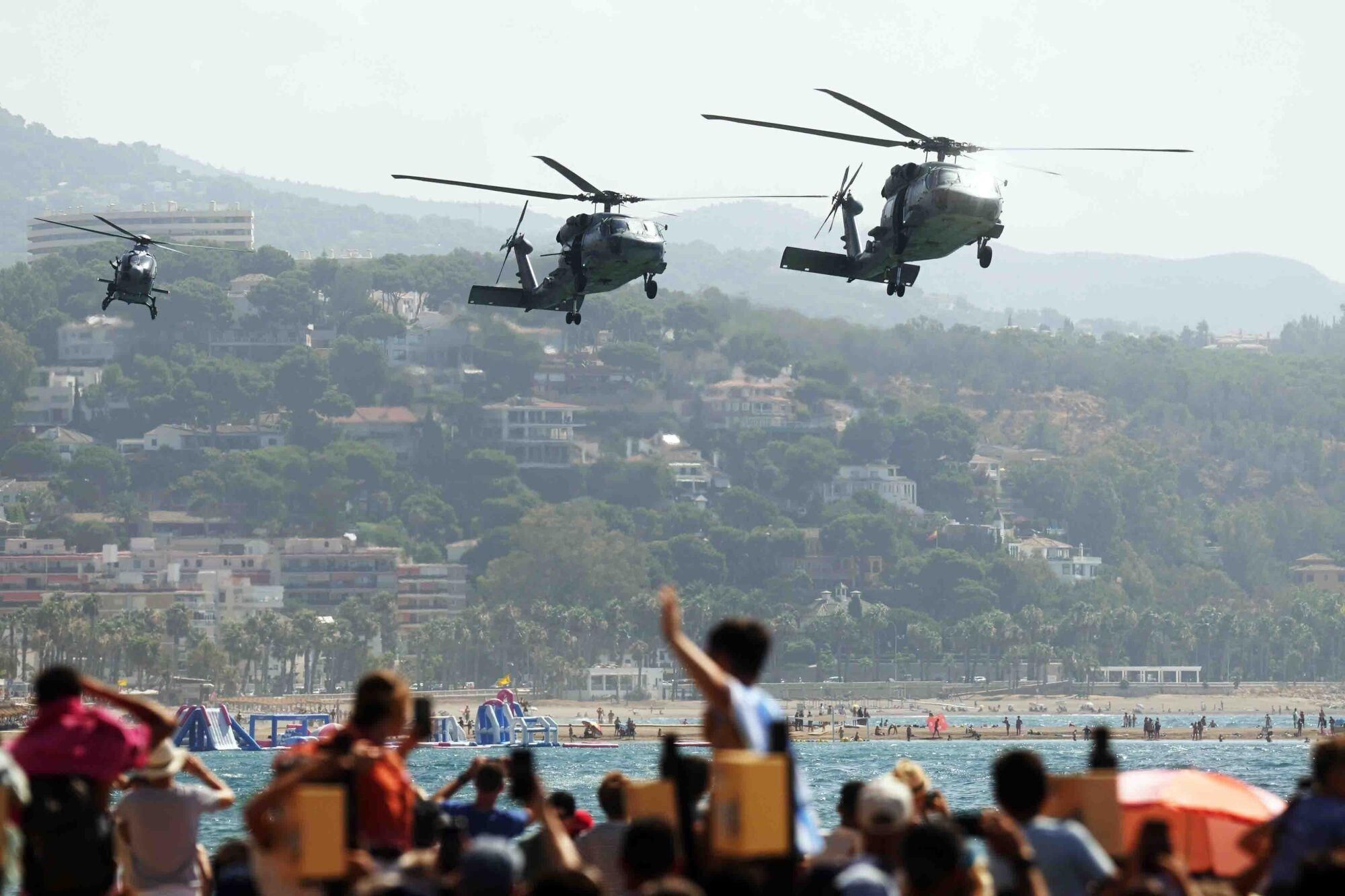Exhibición dinámica de un desembarco anfibio de La Armada, donde aviones, helicópteros, Infantes de Marina, embarcaciones rápidas y lanchas de desembarco actúan en un escenario simulado de rescate de rehenes