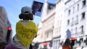 Una niña sujeta un cartel durante una manifestación contra la tala de árboles por la ampliación de la L11 de Metro, en la Puerta del Sol